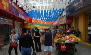 Festejos Juninos | tradicionais bandeirolas mudam o cenário no Centro Comercial de Vitória da Conquista