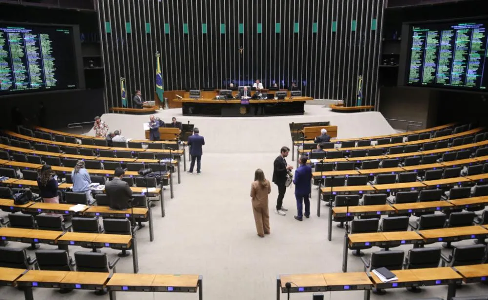 Câmara inicia semana para destravar PEC que reduz jornada e acaba com escala 6×1