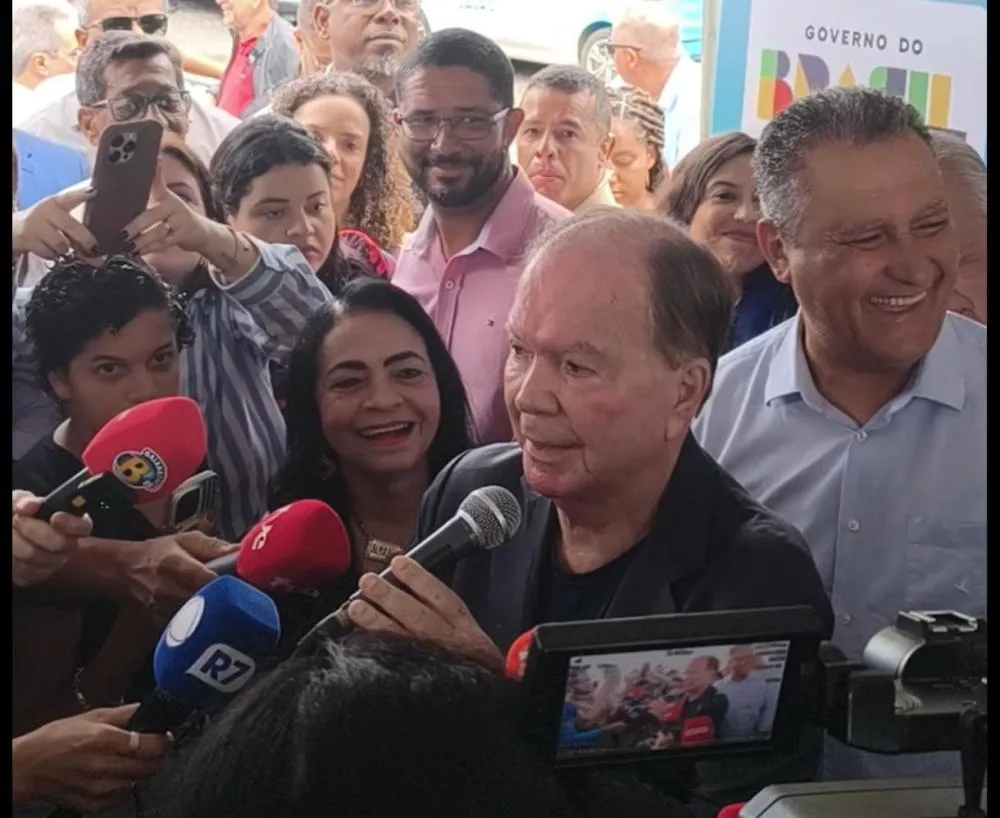 Em lados opostos, Rui e Leão dividem palanque 