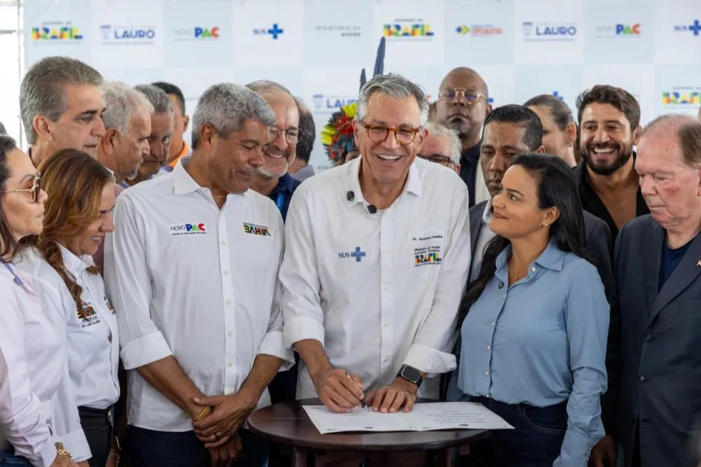 Governador, ministro da Saúde e prefeita assinaram ordem de serviço
