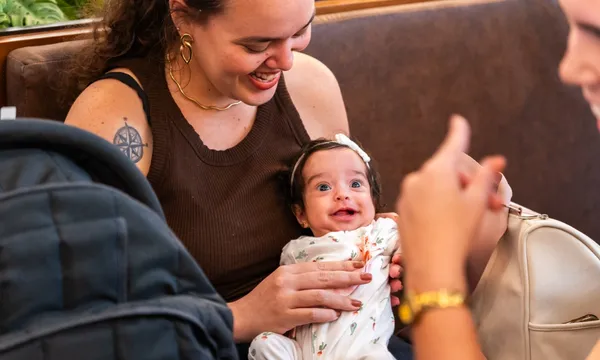 Cinema oferece sessão adaptada para mães com bebês em Lauro de Freitas