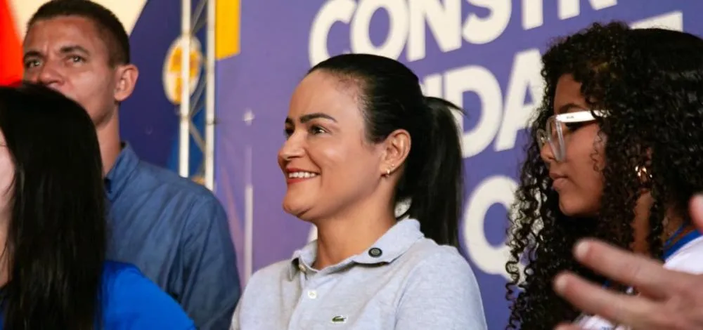 Débora Regis anuncia reajuste de 5,4% para professores e entrega de novos fardamentos em Lauro de Freitas