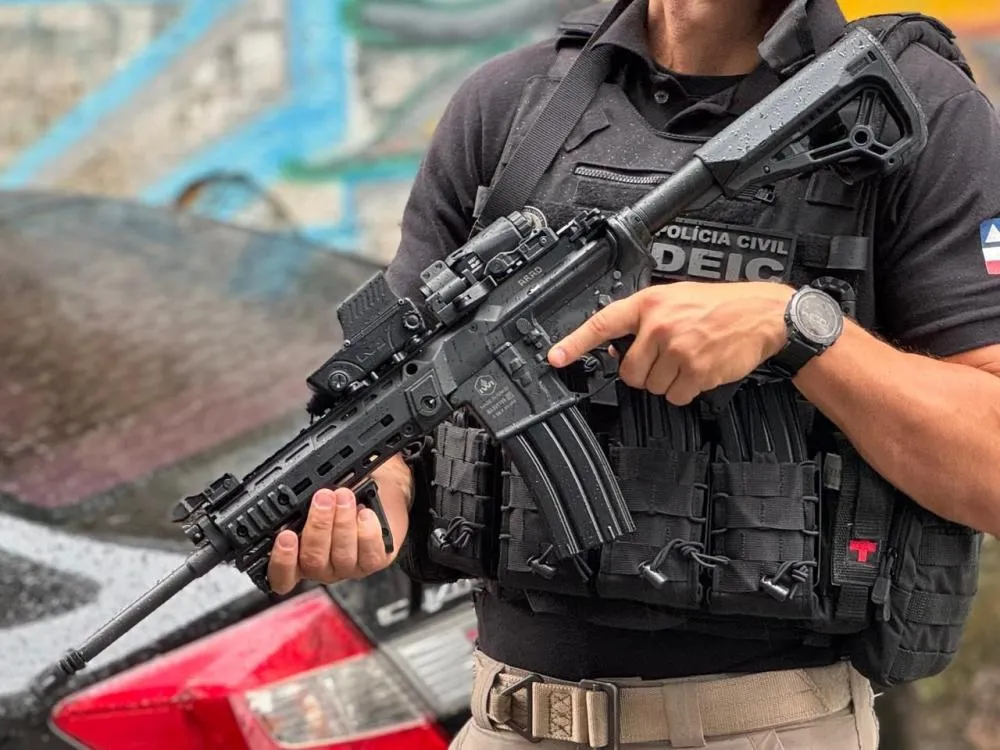 Dois homens são presos com 60 quilos de maconha escondidos dentro de carro e casa 