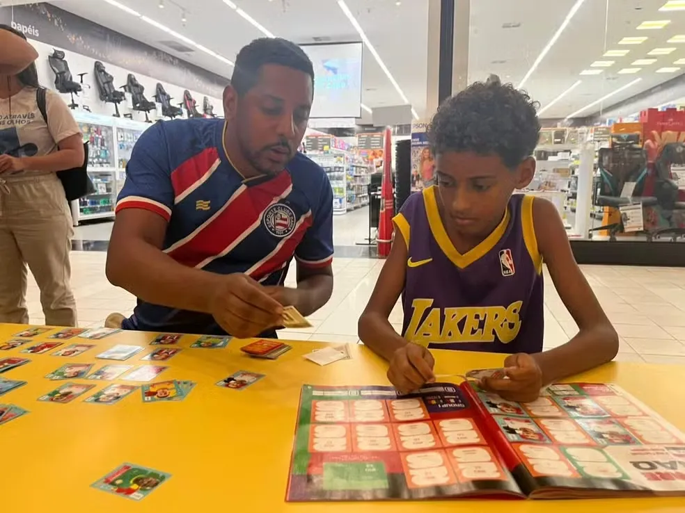 Febre do álbum da Copa do Mundo 2026 movimenta shoppings e reúne famílias em Salvador; veja lista com ponto de trocas
