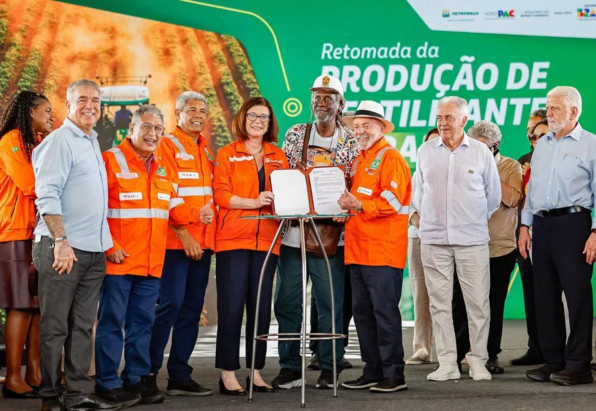 Lula celebra retomada da produção de fertilizantes pela Petrobrás na Bahia