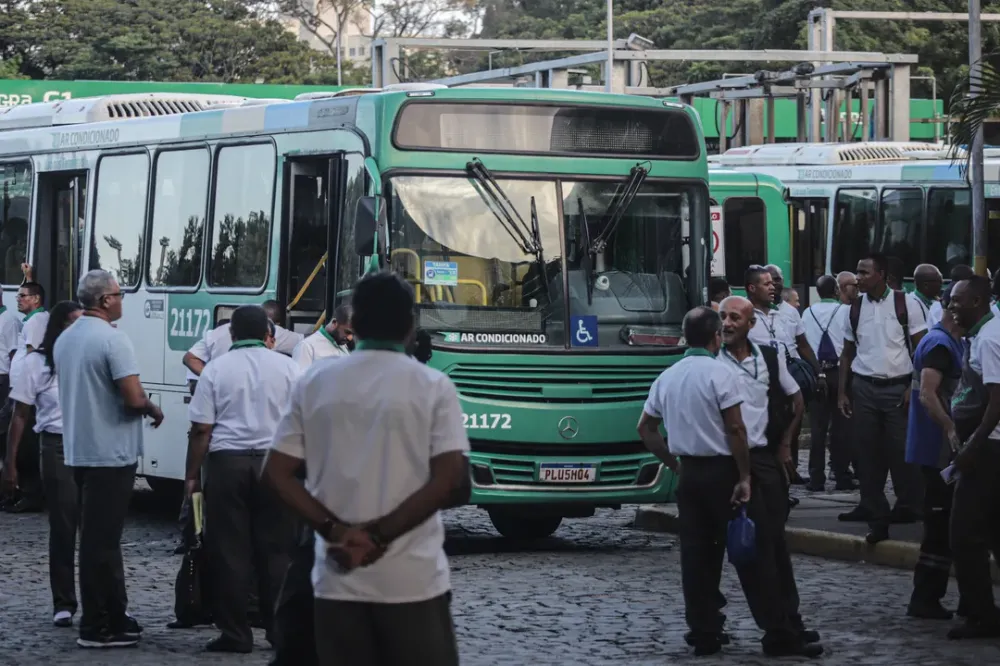 Greve de ônibus começa com pontos lotados e coletivos sem circular