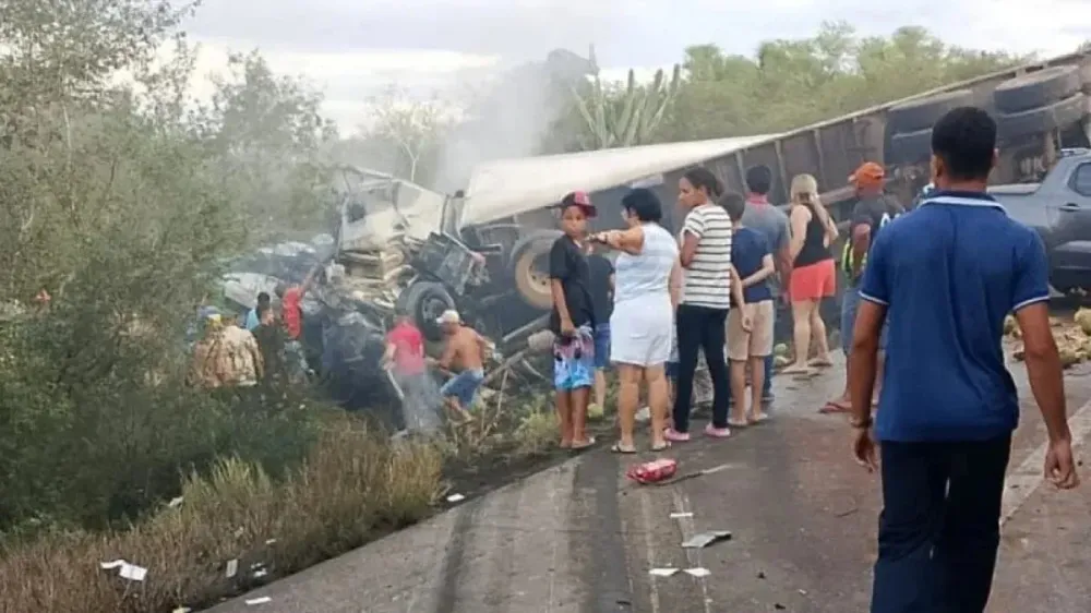 Motorista é preso após acidente com 16 mortes na BR-116