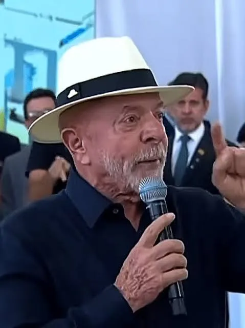 Lula reage a Flávio Bolsonaro e acusa senador de apoiar tarifaço dos EUA contra o Brasil