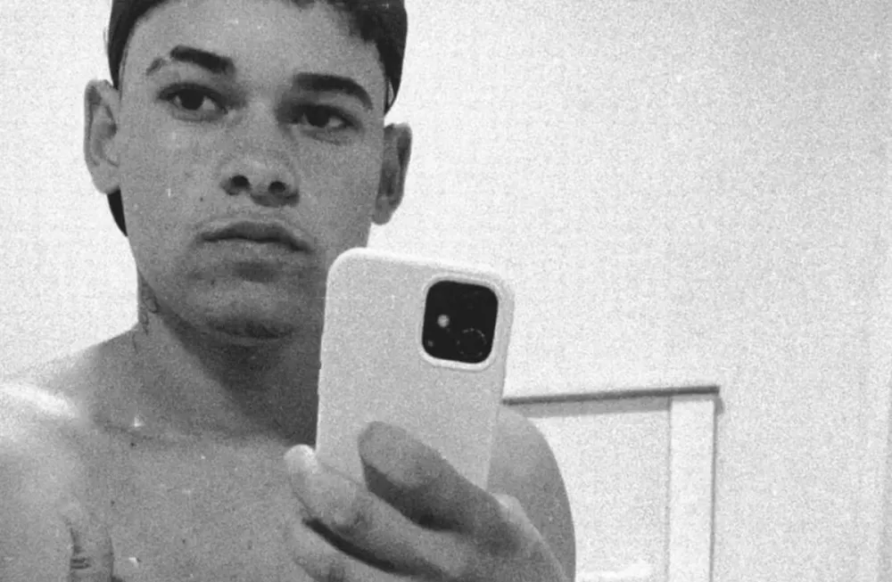 Jovem morre após fazer ultrapassagem, cair de moto e ser atropelado por van