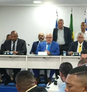 Almir Santos toma posse como presidente interino da Câmara de Lauro de Freitas