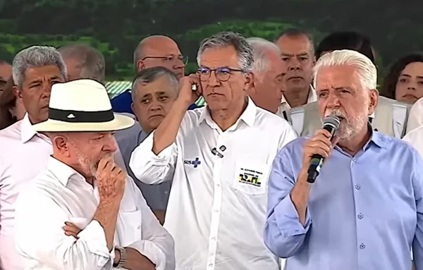 Lula aparece ao lado de Jaques Wagner