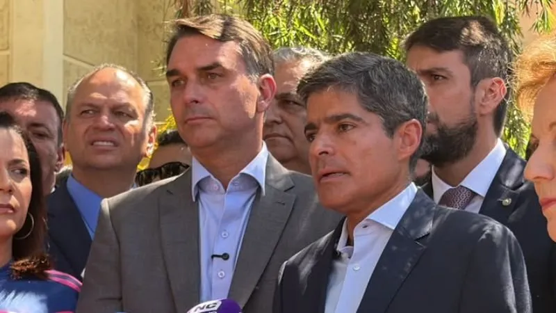 ACM Neto promete empenho na Bahia para eleger Flávio Bolsonaro no segundo turno