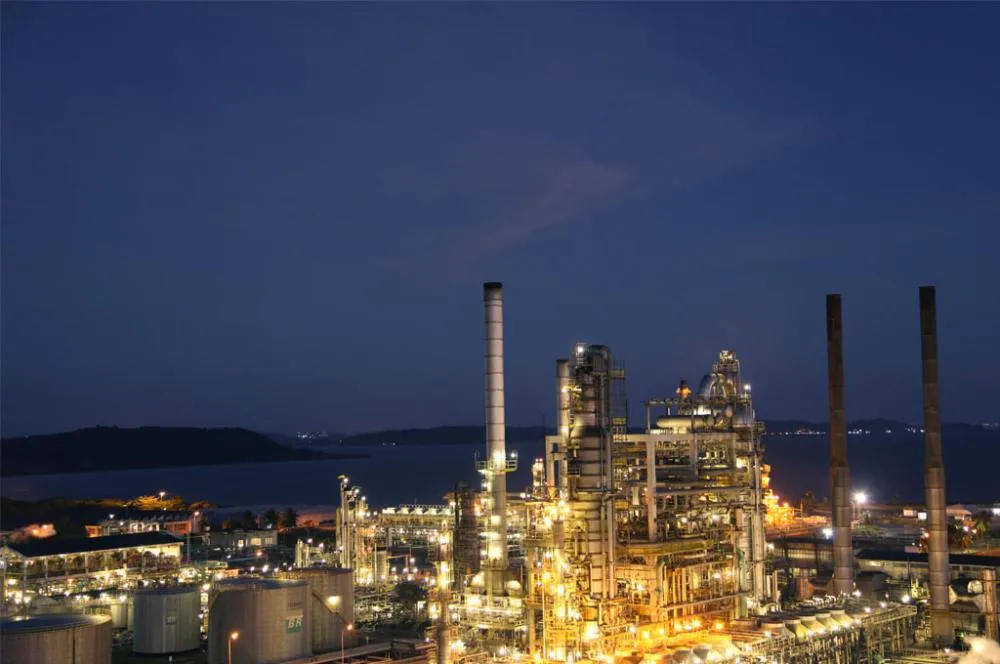 Petrobras mantém negociações diretas com Mubadala para recomprar refinaria na Bahia