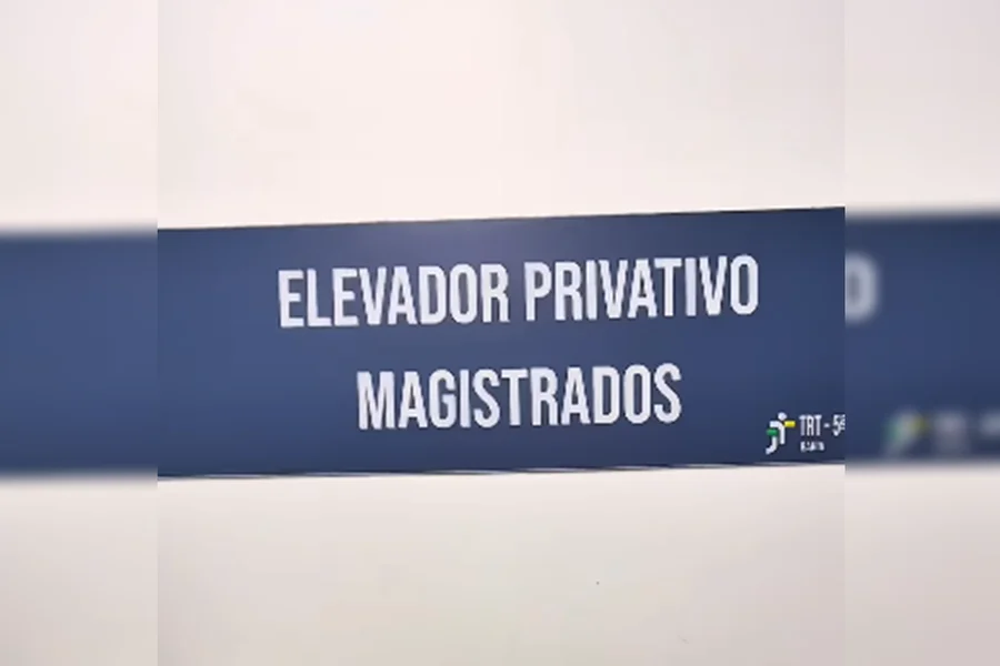 Elevador da discórdia: acesso exclusivo a magistrados gera revolta.